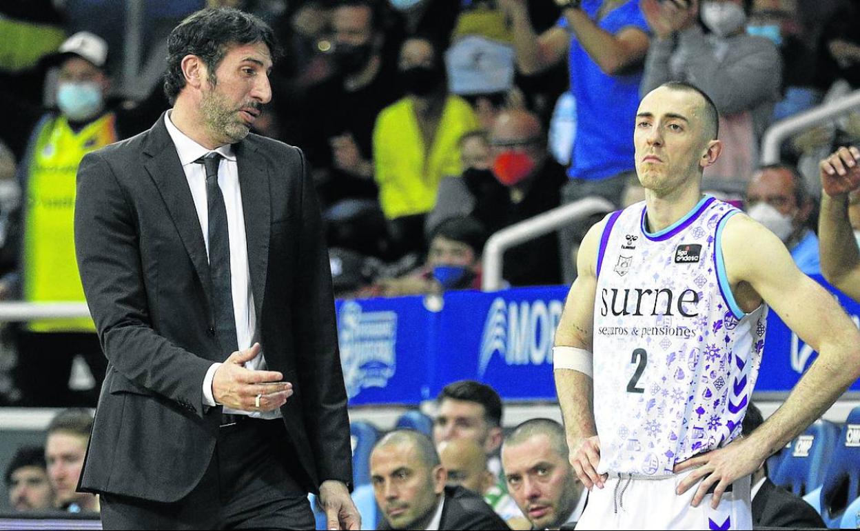 Álex Mumbrú habla durante el partido con el capitán Jonathan Rousselle. 