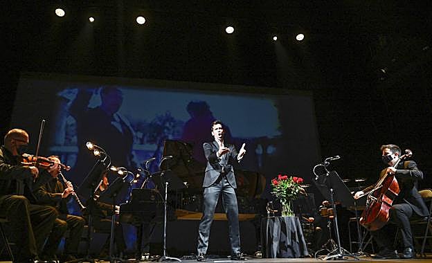 Ismael Jordi con los músicos y las visuales.
