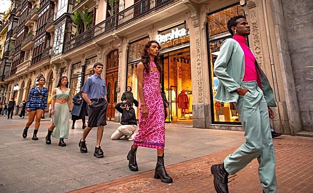 Las calles de Bilbao se convirtieron el viernes en una pasarela de moda improvisada.