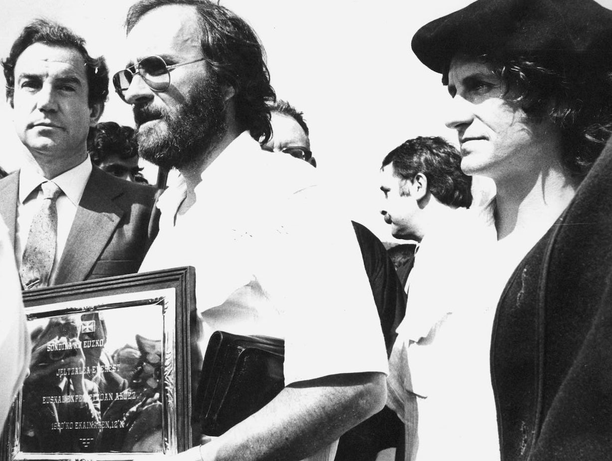 Juan Ignacio Lorente y Martín Zabaleta recibieron un trofeo de manos del entonces lehendakari Carlos Garaikoetxea por ser los primeros alpinistas vascos que ascendieron al Everest.