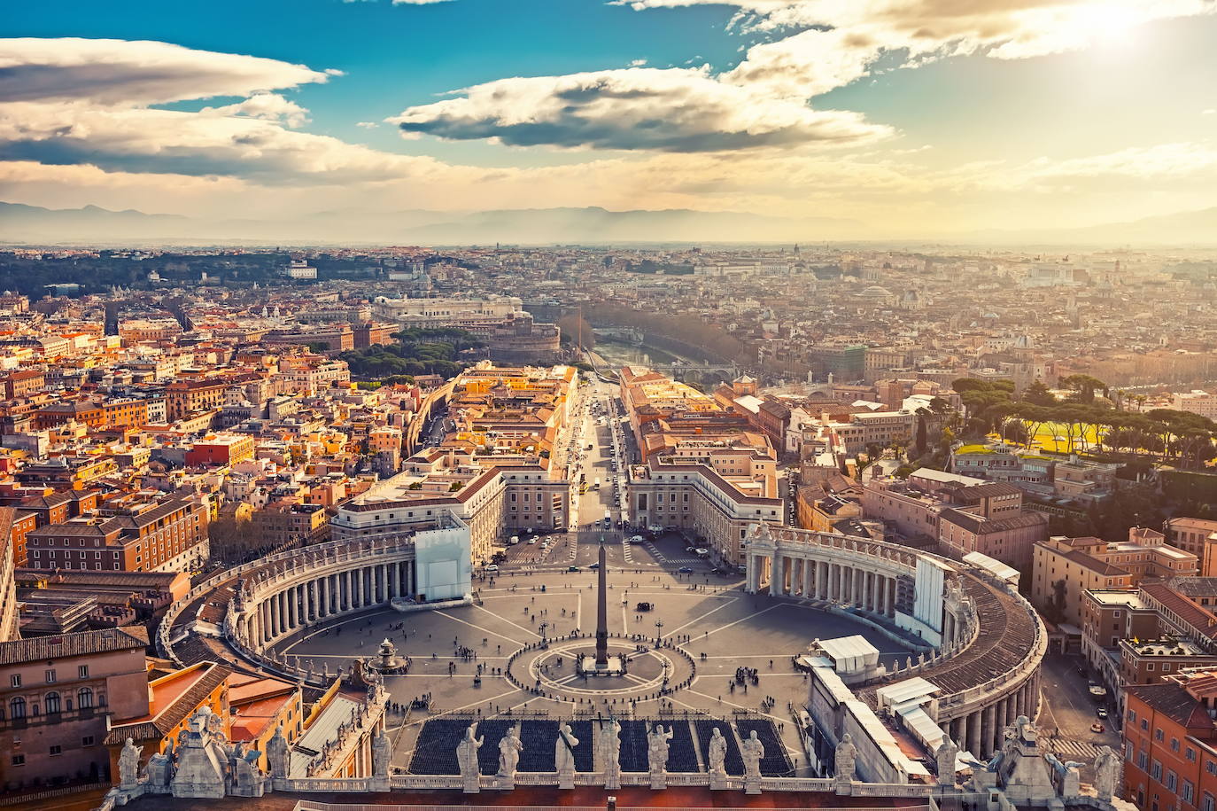 CIUDAD DEL VATICANO (Superficie: 0,44 km². Población: 1.000 habitantes, aprox.) | Ciudad-estado dentro de Roma, la Ciudad del Vaticano, o Vaticano, es minúscula pero muy rica. De hecho, su conjunto arquitectónico e histórico fue declarado Patrimonio de la Humanidad por la Unesco en 1984.