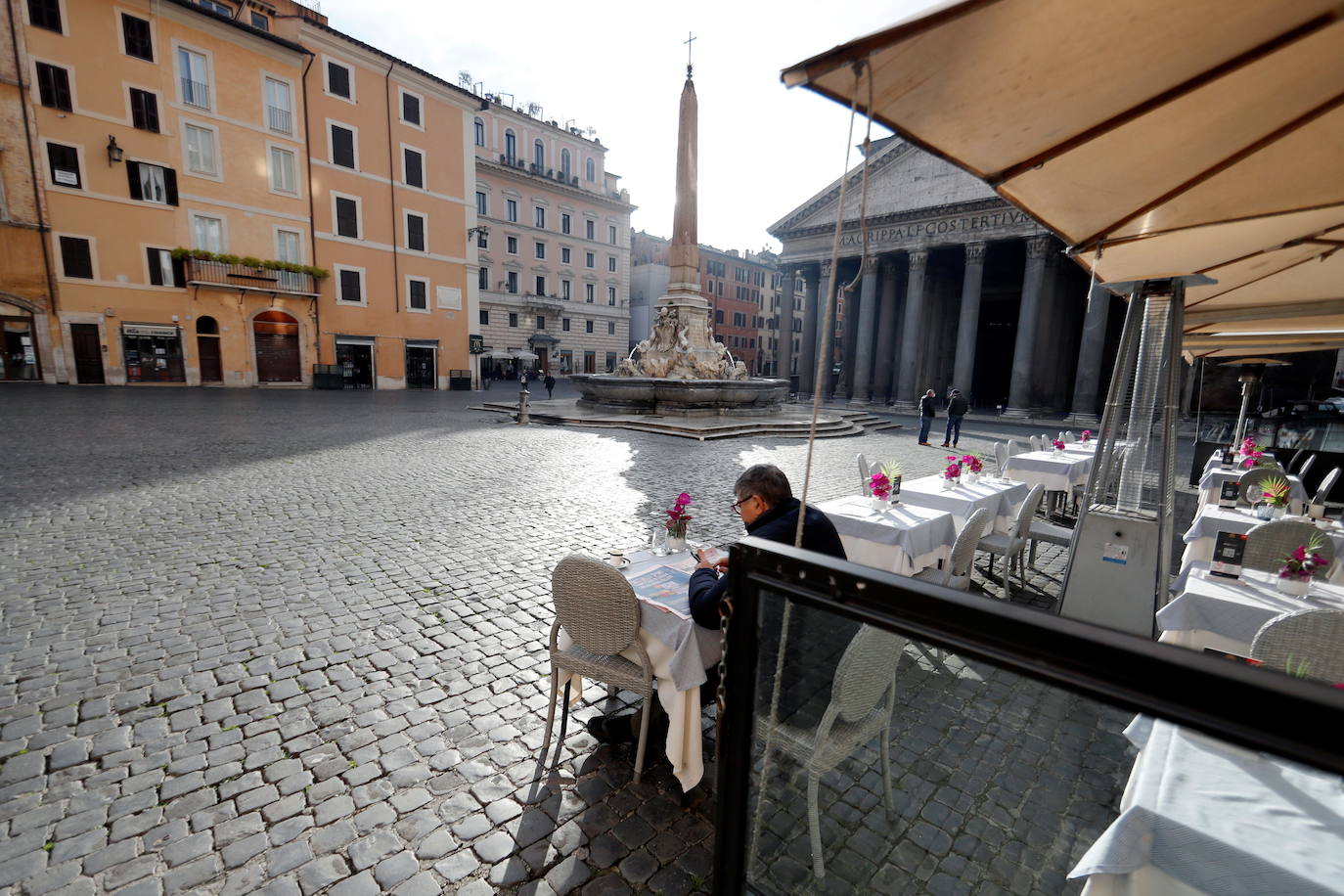 CIUDAD DEL VATICANO (Superficie: 0,44 km². Población: 1.000 habitantes, aprox.) | Ciudad-estado dentro de Roma, la Ciudad del Vaticano, o Vaticano, es minúscula pero muy rica. De hecho, su conjunto arquitectónico e histórico fue declarado Patrimonio de la Humanidad por la Unesco en 1984.