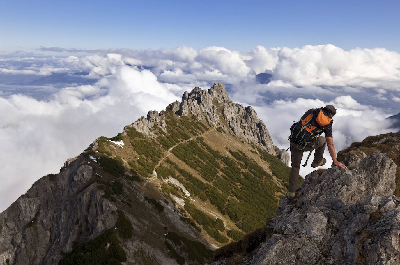 LIECHTENSTEIN (Superficie: 160 km². Población: 36.000 habitantes, aprox.) | Ubicado en el centro de Europa, entre Suiza y Austria, es conocido por su condición de paraíso fiscal y por ser uno de los países más ricos del mundo. 