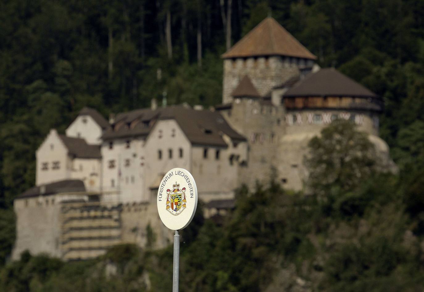 LIECHTENSTEIN (Superficie: 160 km². Población: 36.000 habitantes, aprox.) | Ubicado en el centro de Europa, entre Suiza y Austria, es conocido por su condición de paraíso fiscal y por ser uno de los países más ricos del mundo. 