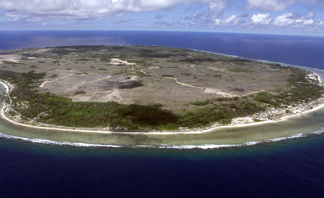 ISLA DE NAURU (Superficie: 21,3 km². Población: 13.000 habitantes, aprox.) | Se encuentra en el centro del Pacífico, al sur de las Islas Marshall y próxima a la línea del Ecuador. Su capital es Yaren y es el país más pequeño de Oceanía y el país insular más pequeño del mundo.