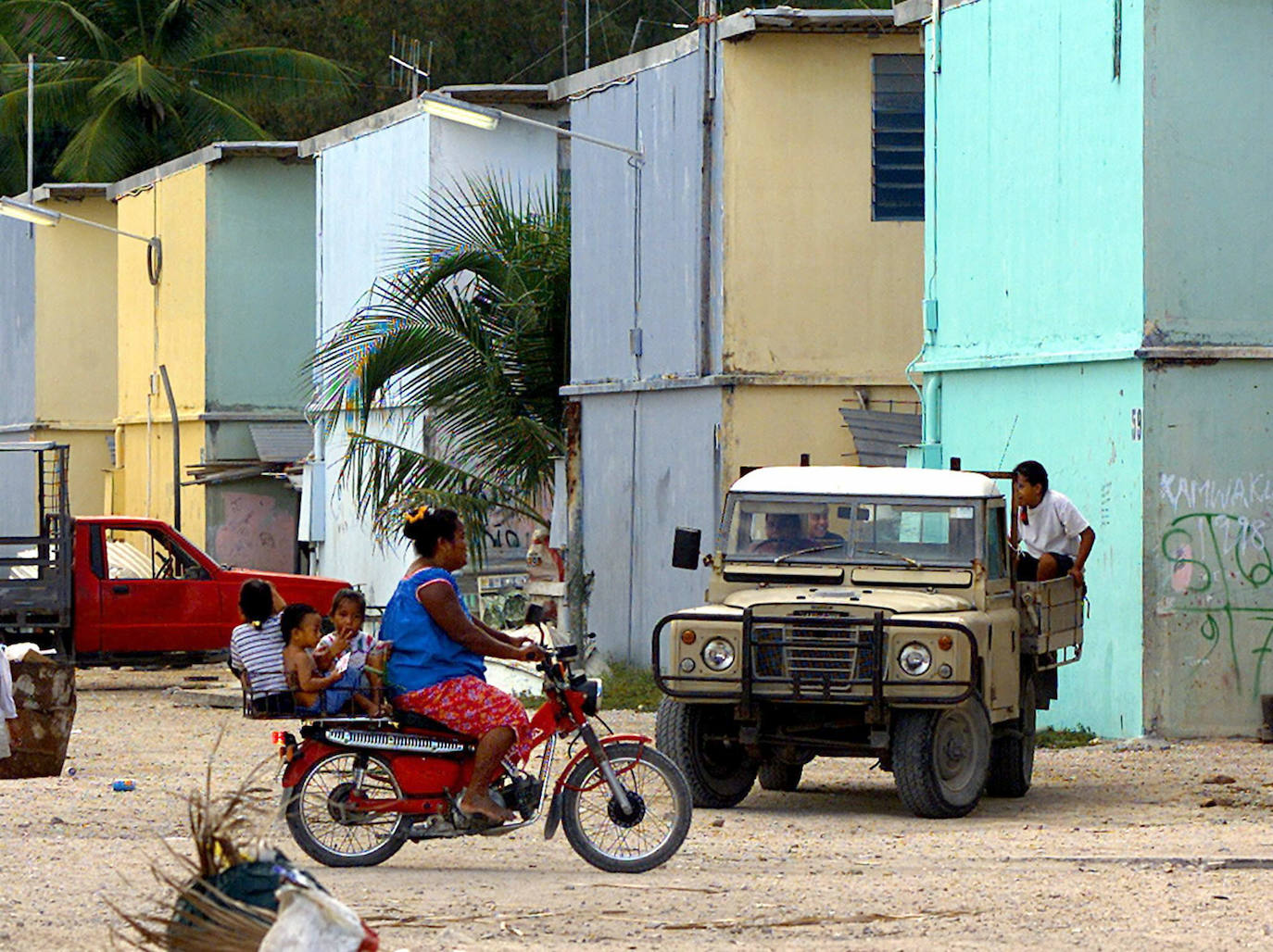 ISLA DE NAURU (Superficie: 21,3 km². Población: 13.000 habitantes, aprox.) | Se encuentra en el centro del Pacífico, al sur de las Islas Marshall y próxima a la línea del Ecuador. Su capital es Yaren y es el país más pequeño de Oceanía y el país insular más pequeño del mundo.