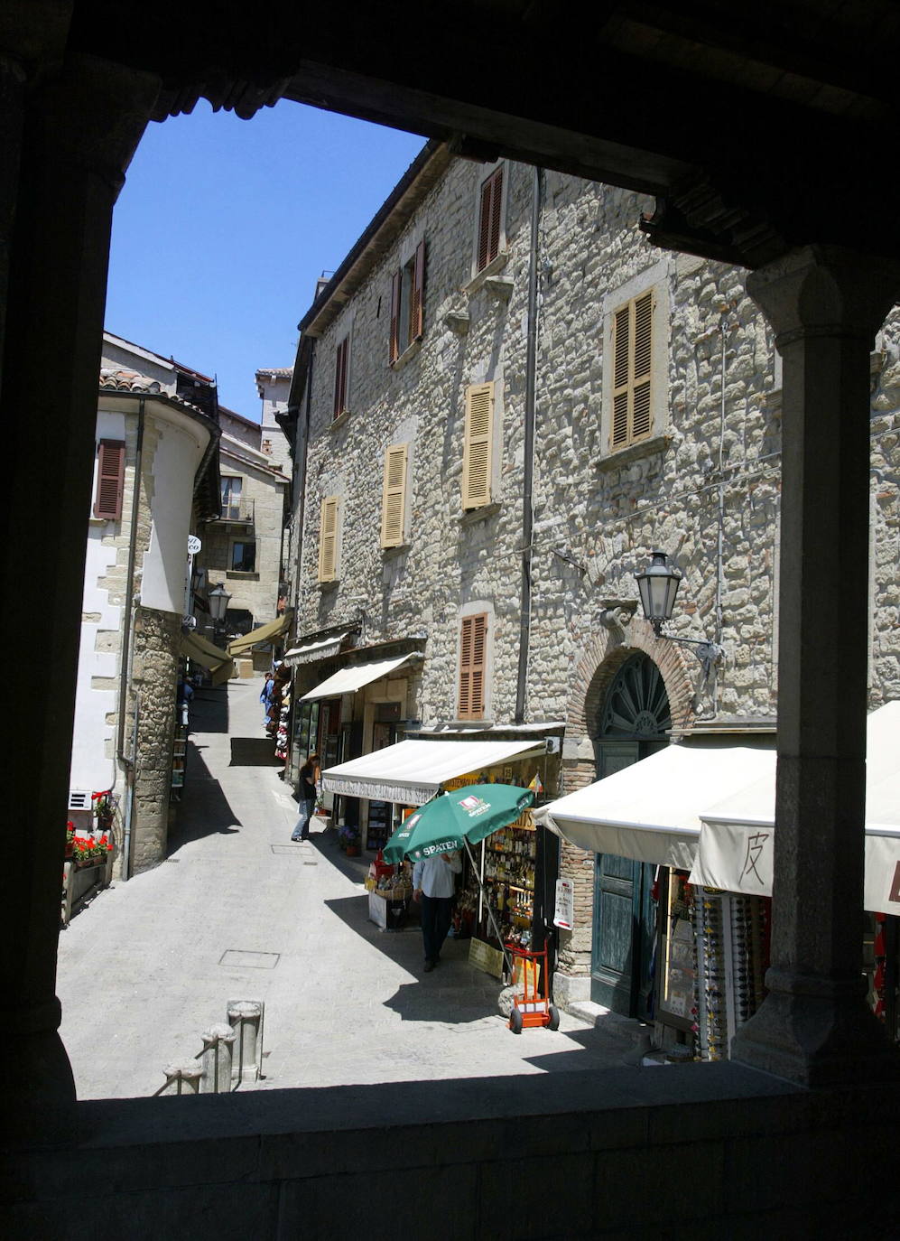 SAN MARINO (Superficie: 61 km². Población: 34.590 habitantes, aprox.) | . Si visitas este país, que se encuentra a tiro de piedra, no olvides subir al monte Titano, a la Guaita o al De La Frattao o ver el Palazzo Pubblico y la Basílica de San Marino.