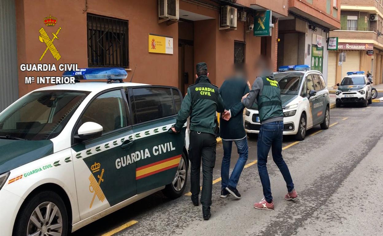 Uno de los detenidos por la Guardia Civil.