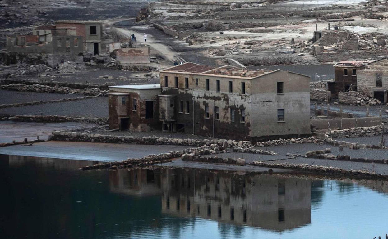 En febrero el pueblo fantasma de Aceredo afloró en un embalse de Orense por el inusual bajo nivel de sus aguas. 