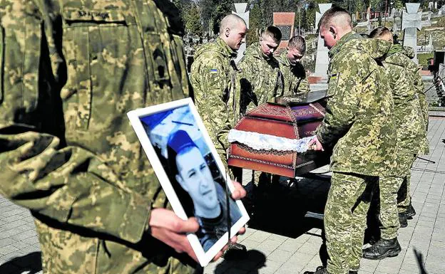 Cientos de urnas se acumulan en el cementerio de Kiev a la espera de que alguien las reclame