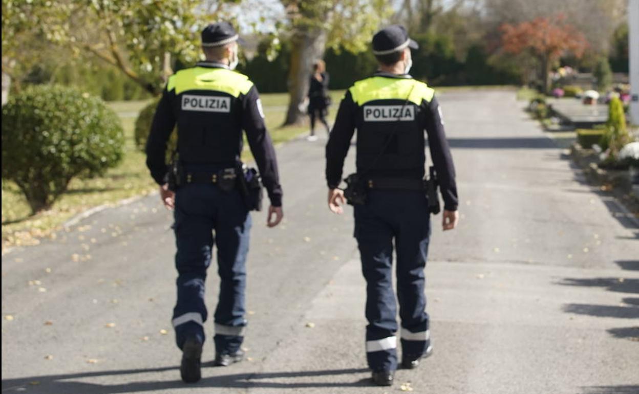 Agentes locales patrullan a pie por la capital alavesa. Este cuerpo ha recibido la denuncia de la víctima.
