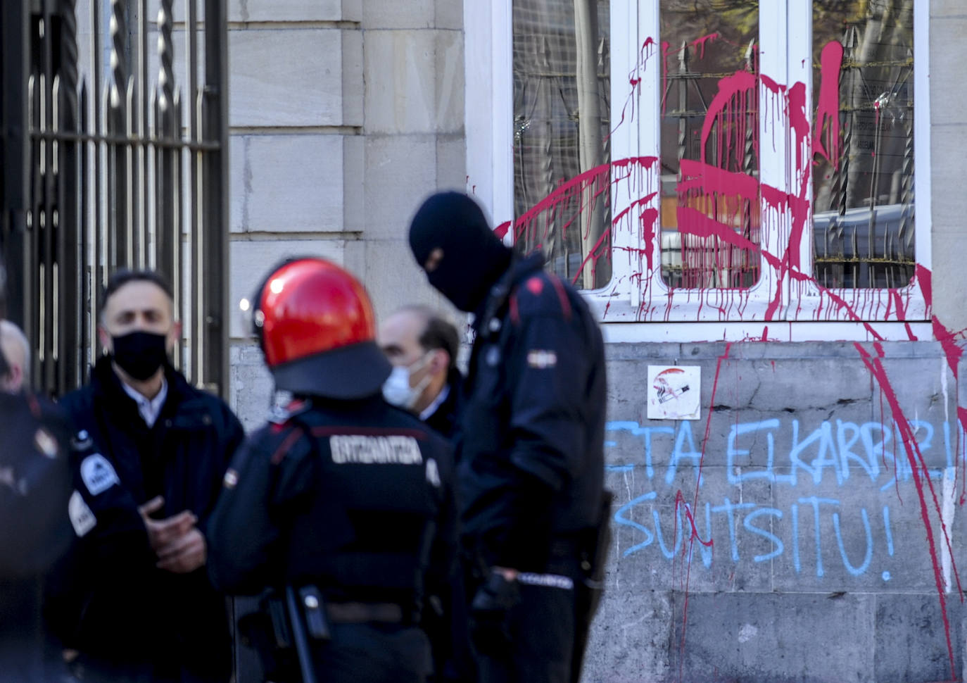 Fotos: Hasta 30 jóvenes detenidos por causar importantes destrozos en el campus de Álava