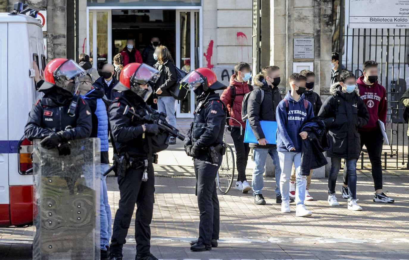 Fotos: Hasta 30 jóvenes detenidos por causar importantes destrozos en el campus de Álava