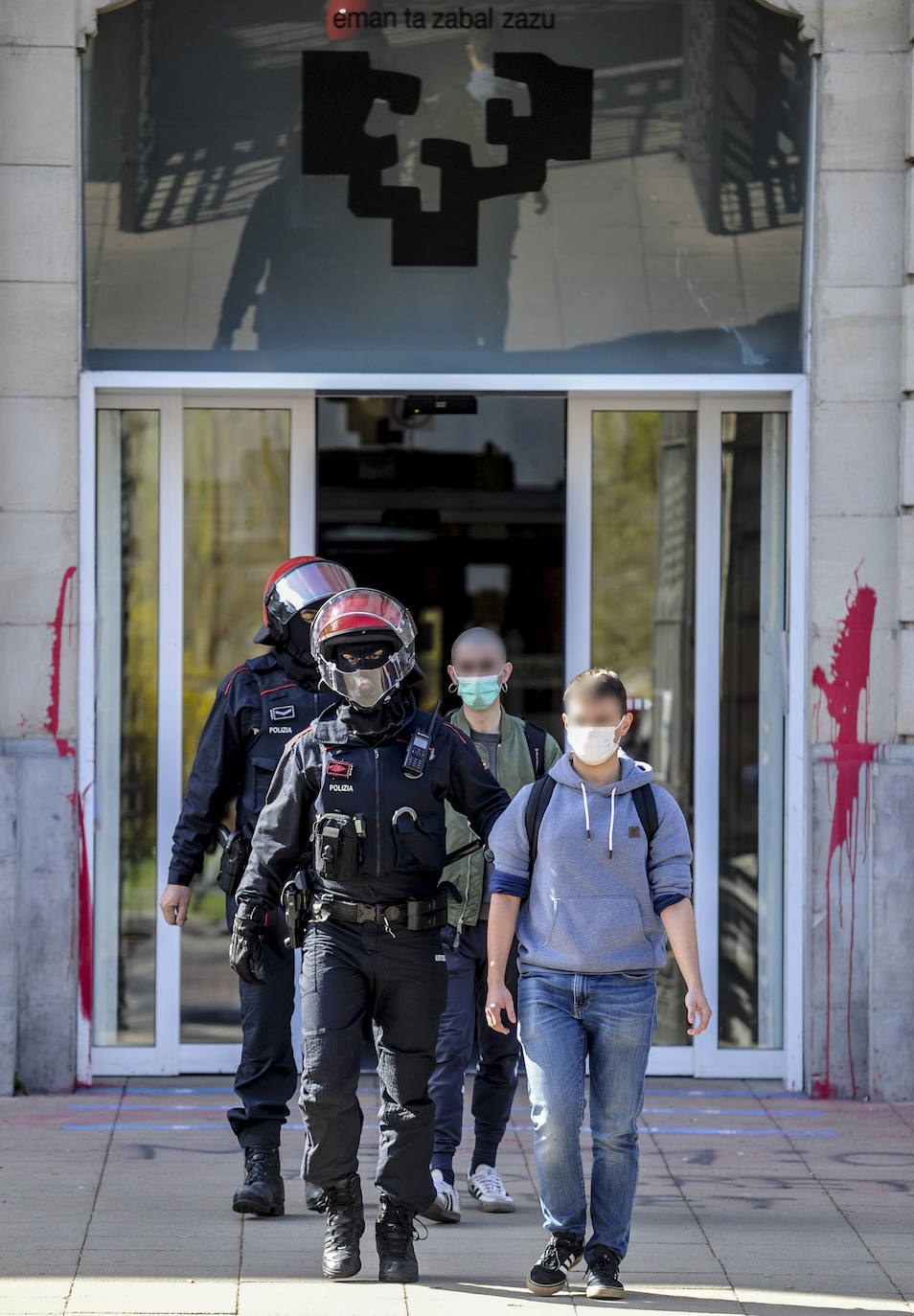 Fotos: Hasta 30 jóvenes detenidos por causar importantes destrozos en el campus de Álava