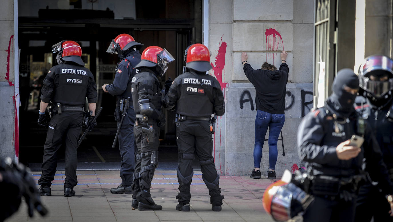 Fotos: Hasta 30 jóvenes detenidos por causar importantes destrozos en el campus de Álava