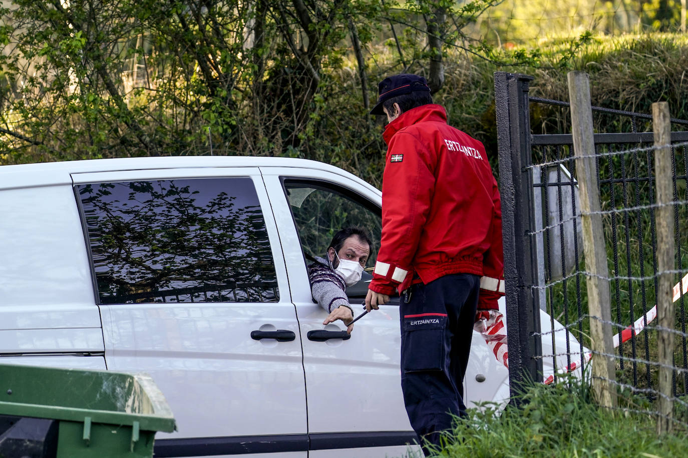 Fotos: Tres hermanos octogenarios mueren en el incendio de su caserío en Okondo mientras dormían