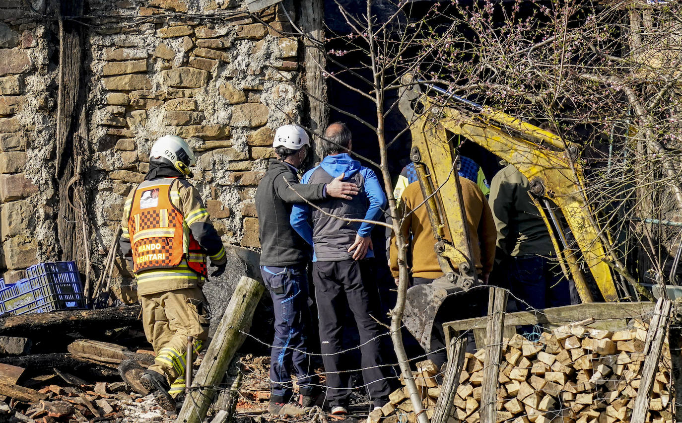 Fotos: Tres hermanos octogenarios mueren en el incendio de su caserío en Okondo mientras dormían