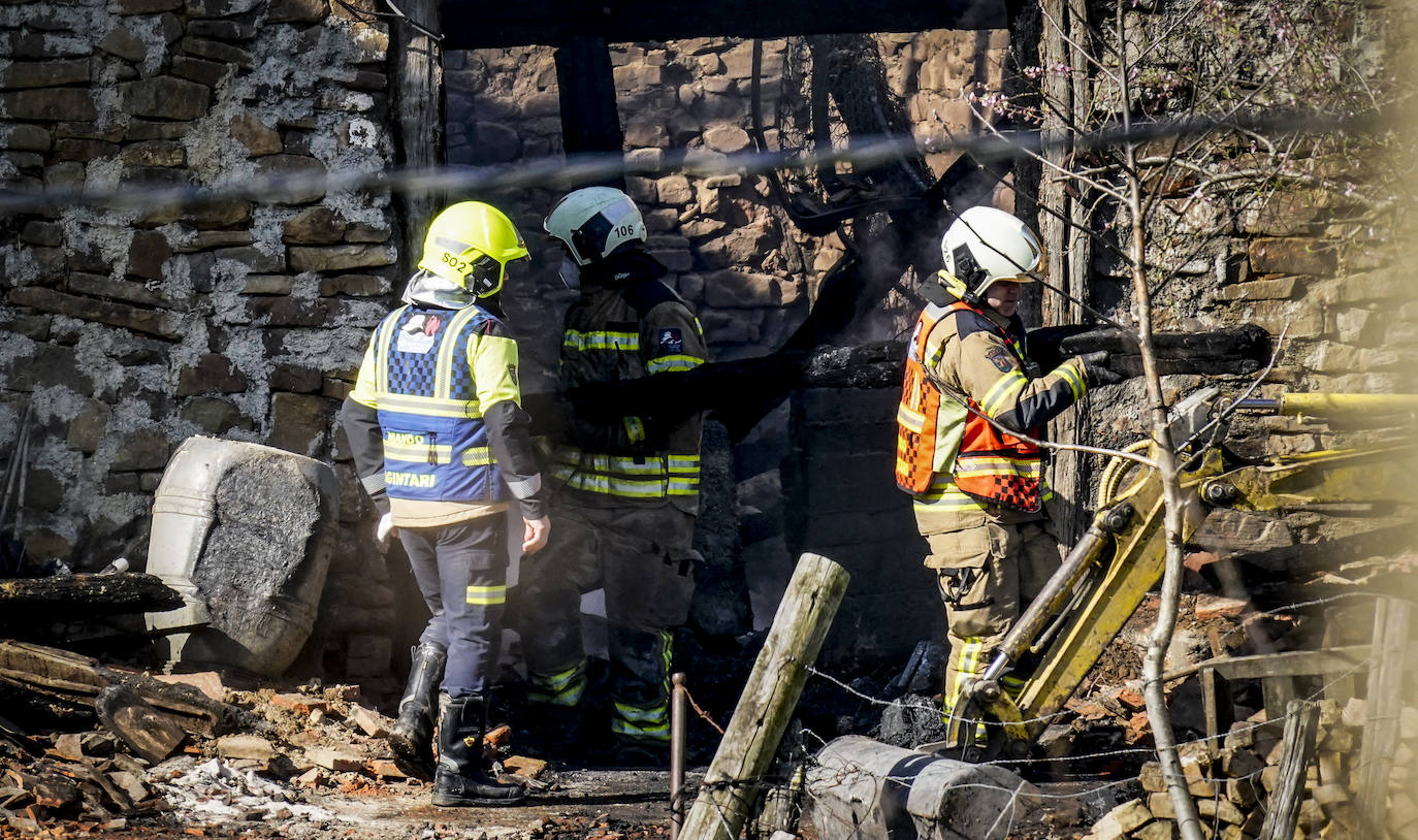 Fotos: Tres hermanos octogenarios mueren en el incendio de su caserío en Okondo mientras dormían