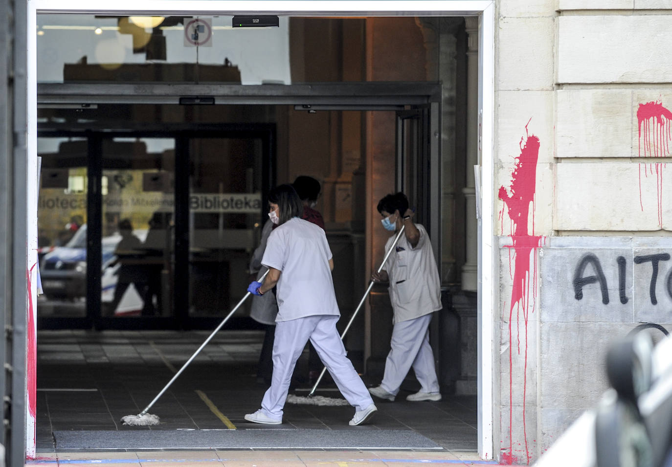 Fotos: Pintadas y destrozos en el campus de la UPV en Álava