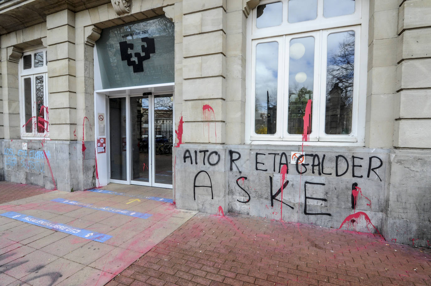 Fotos: Pintadas y destrozos en el campus de la UPV en Álava