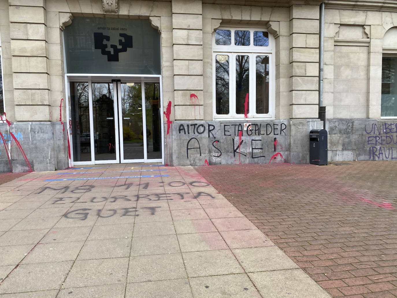 Fotos: Pintadas y destrozos en el campus de la UPV en Álava