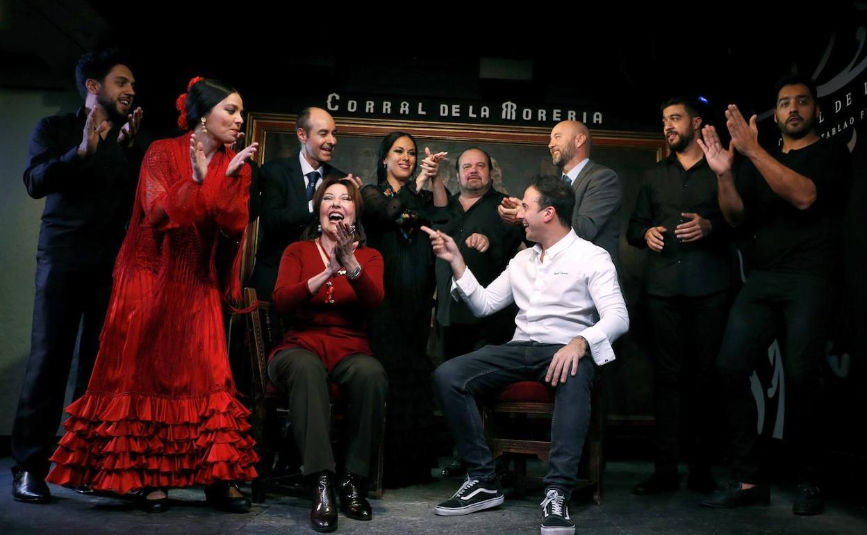 Armando, Juanma, Blanca del Rey, Perrete, Vanessa Coloma, Chispas, Belén López, el Pola y los hermanos Del Rey junto a David García sobre el tablao del Corral. 