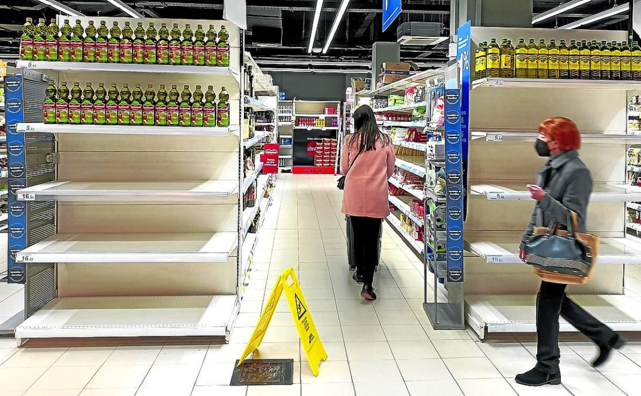 Los problemas para la reposición de determinados productos se dejan sentir en algunos supermercados. 