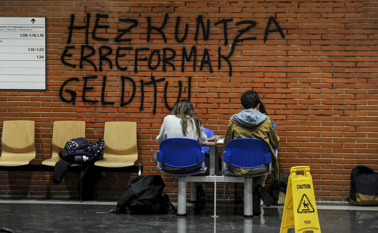 Una pintada realizada en una de las facultades del campus de Álava.