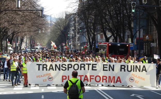 Los transportistas vascos en huelga rechazan las negociaciones del Gobierno y las patronales