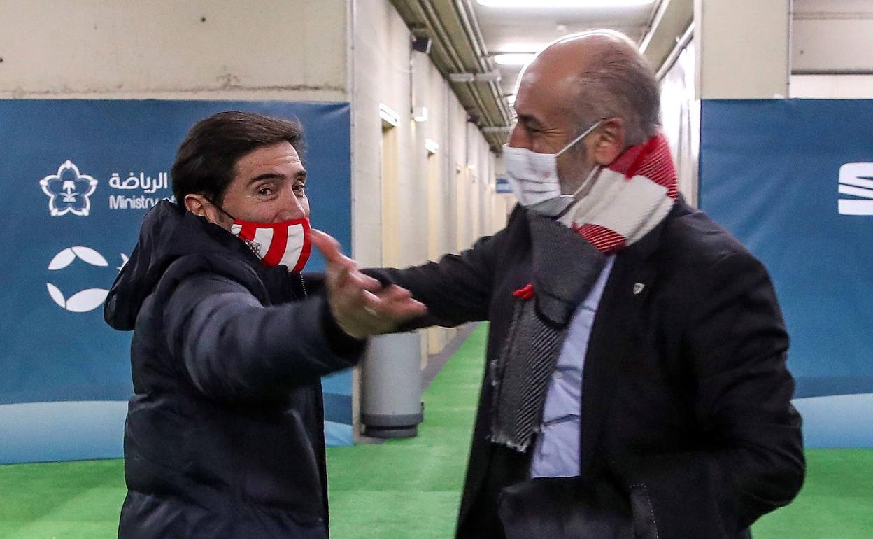 Marcelino y Aitor Elizegi celebran la Supercopa'2021 ganada en La Cartuja. 