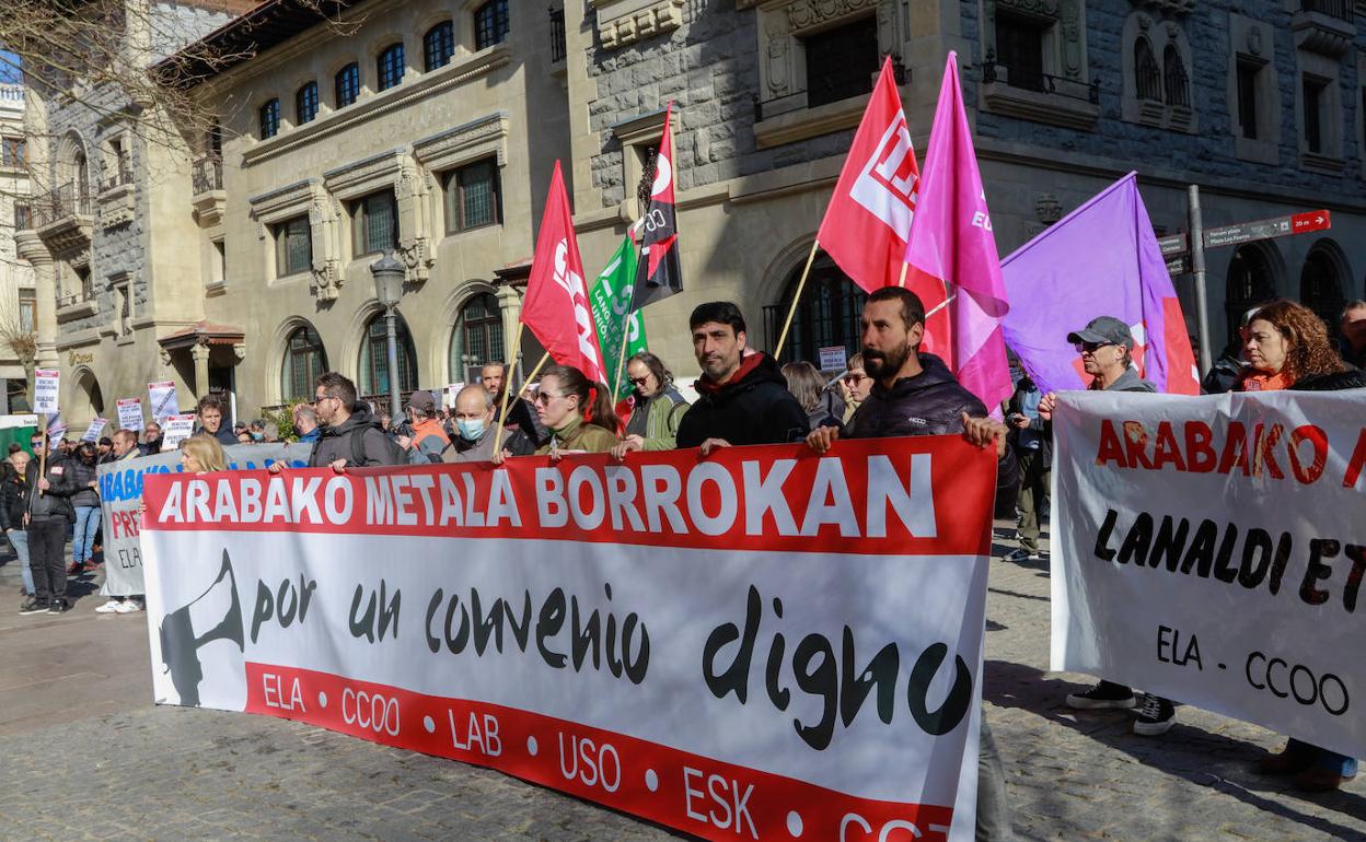 Los sindicatos se han concentrado este jueves frente a la sede de SEA.