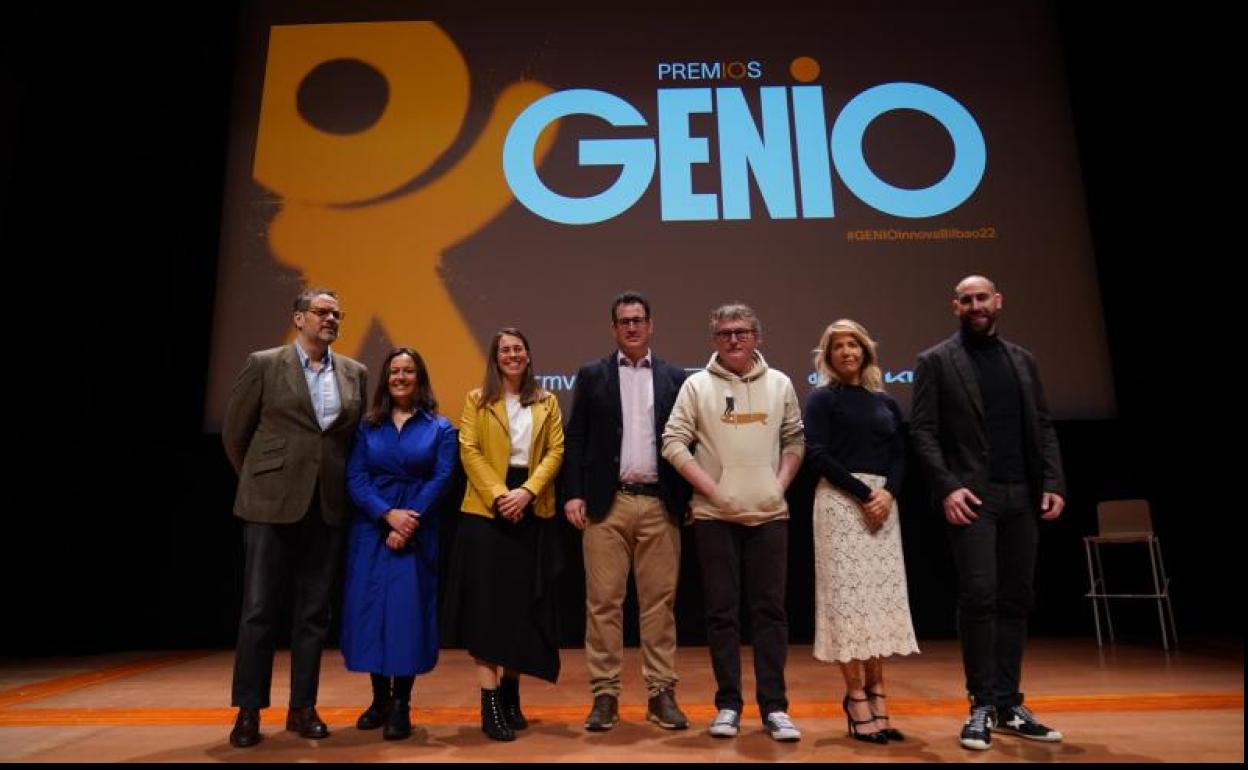 De izquierda a derecha, el director general de CMVocento, Rafael Martínez, María Martiñón, Beatriz Crespo, Iker Marcaide, Andoni Luis Aduriz, la consejera delegada de SCOPEN Kika Samblás, y Ander Mirambell.