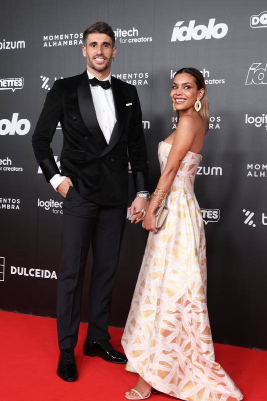 Javi Martínez junto a su novia, la influencer, Aline Brum.