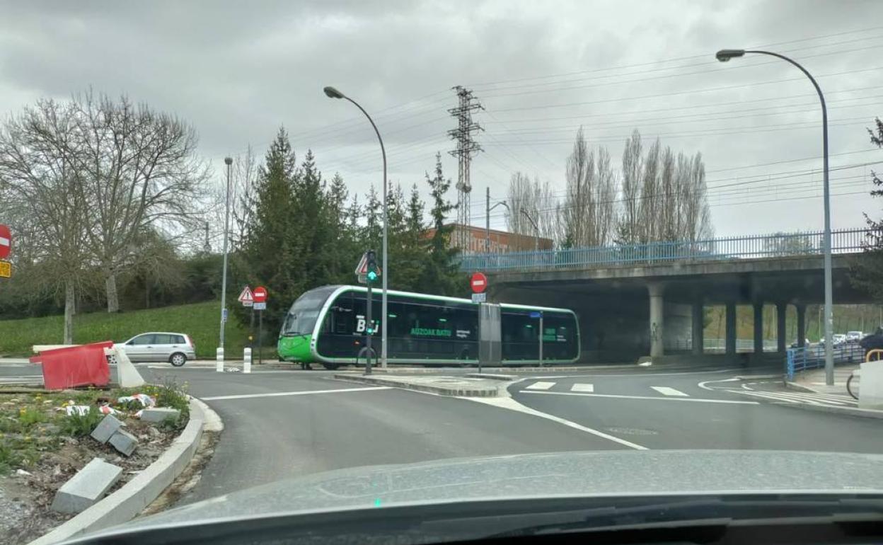 El BEI parado en Jacinto Benavente.