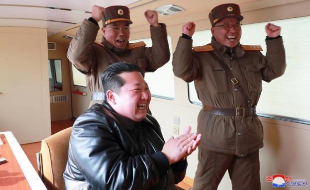 Kim Jong-un aplaude tras el lanzamiento. 