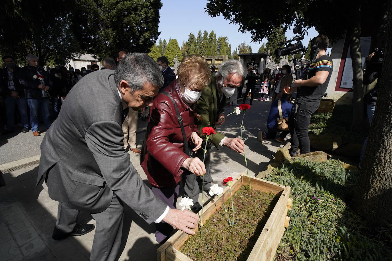 Fotos: Sentido homenaje a las víctimas de la Guerra Civil en Derio