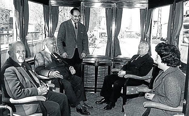 Interior del vagón salón. De pie, Narciso Buesa, director del Vasco Navarro (1958-1966), junto a Federico Valenciano, directivo de FEVE, y Juan Zubía. El vagón circula ahora reformado por las vías del tren de la Robla. 