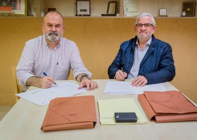 Imagen secundaria 1 - Jesús Zubiaga, director de la Fundación Sancho el Sabio, y Javier Suso formalizan la donación del material recopilado durante décadas por este investigador. 