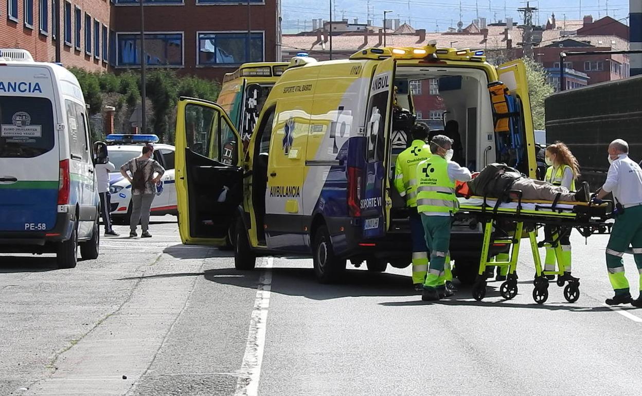 La ambulancia se lleva al motorista herido. 