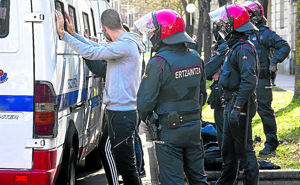 Agentes antidisturbios cachean a jóvenes en el campus de Vitoria el pasado jueves. 