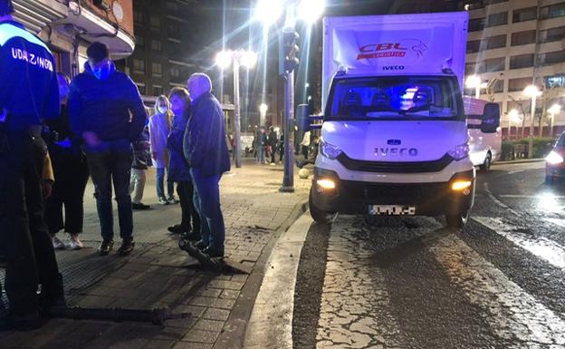 El transportista arrestado colisionó contra unos bolardos a última hora del viernes. 