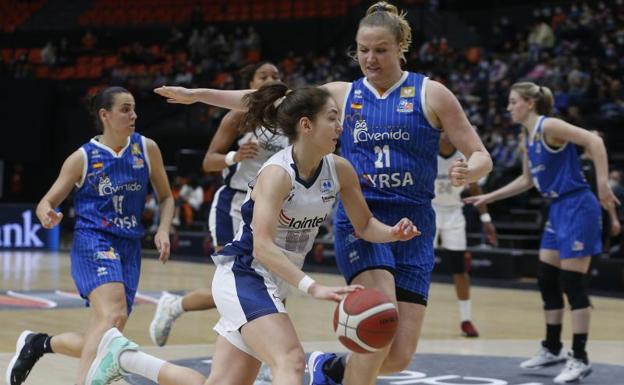 Una de las jugadoras del Lointek recibe la presión de una rival. 