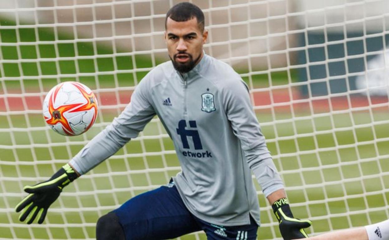 Robert Sánchez, durante un entrenamiento de la selección española.