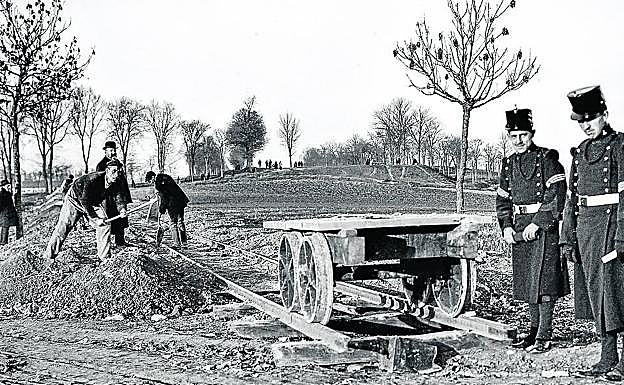 Construcción de la línea. Obras en 1915 al sur del Polvorín para construir el ramal que iba a Bergara. 