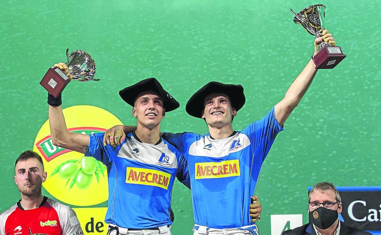 Los ganadores de la txapela, con sus trofeos en el Labrit. 