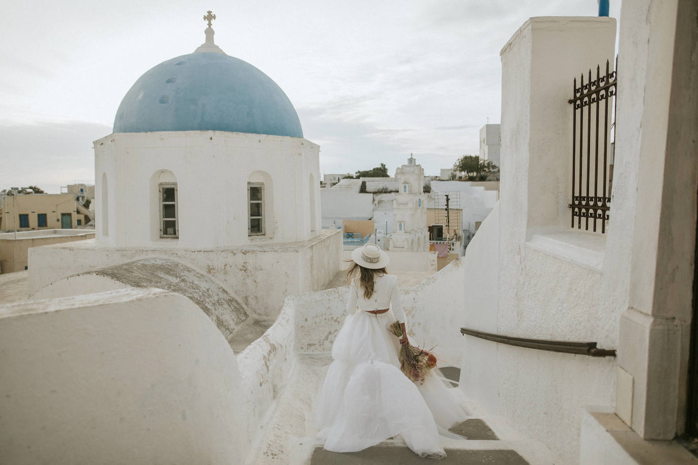 Fotos: Helen, la novia que se casó en Santorini con una espectacular falda de tul de Alicia Rueda