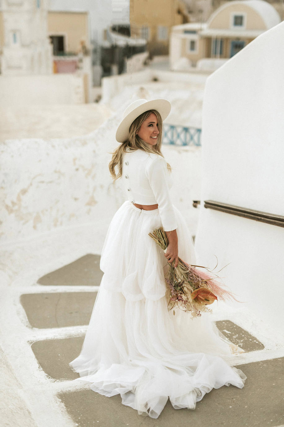 Fotos: Helen, la novia que se casó en Santorini con una espectacular falda de tul de Alicia Rueda