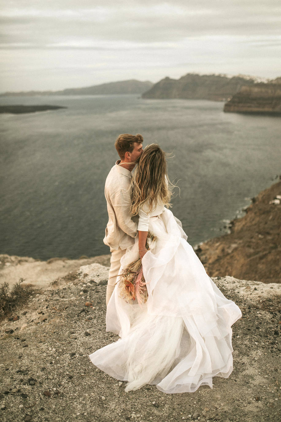 Fotos: Helen, la novia que se casó en Santorini con una espectacular falda de tul de Alicia Rueda