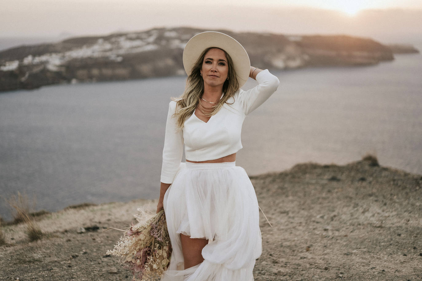 Fotos: Helen, la novia que se casó en Santorini con una espectacular falda de tul de Alicia Rueda