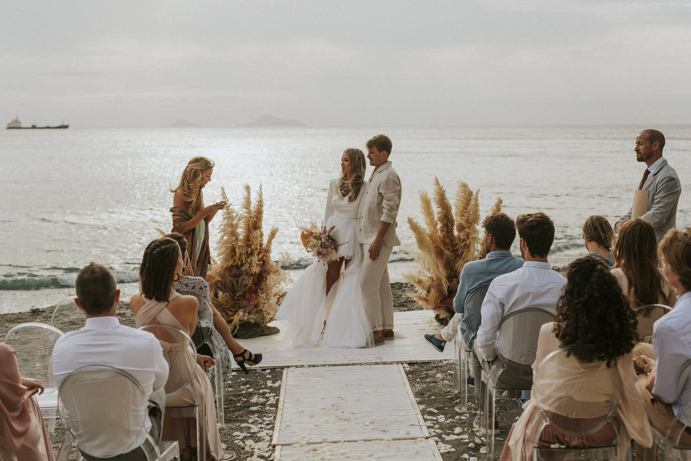 Fotos: Helen, la novia que se casó en Santorini con una espectacular falda de tul de Alicia Rueda